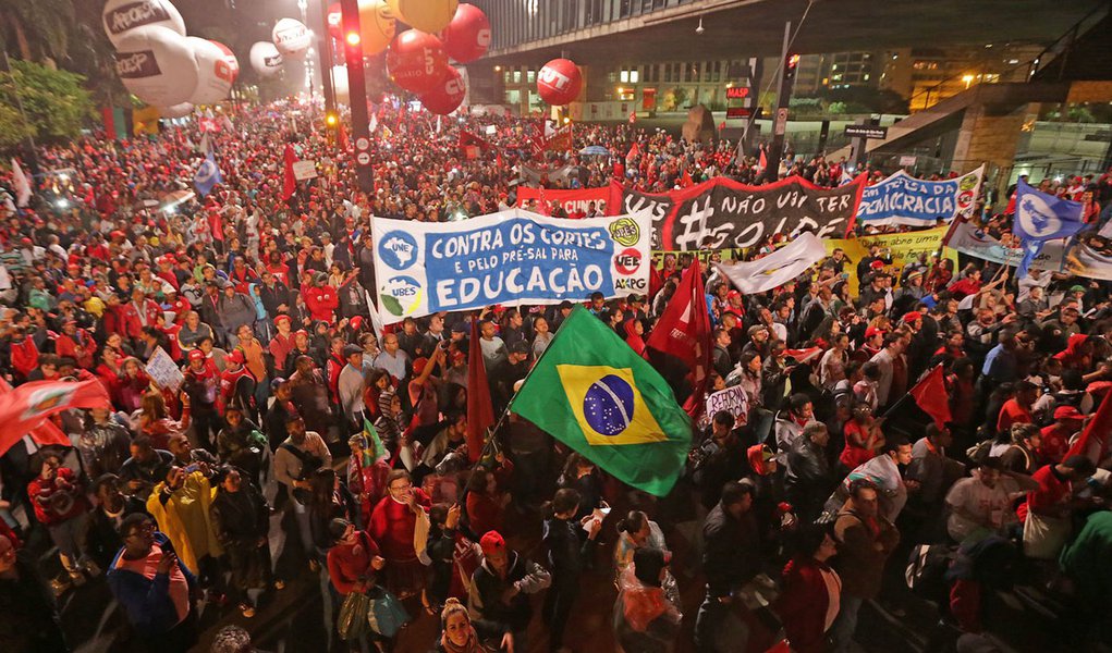 Dossier : face à Bolsonaro, le Brésil à la croisée des chemins