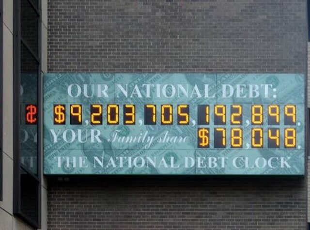 La démocratie disciplinée par la dette