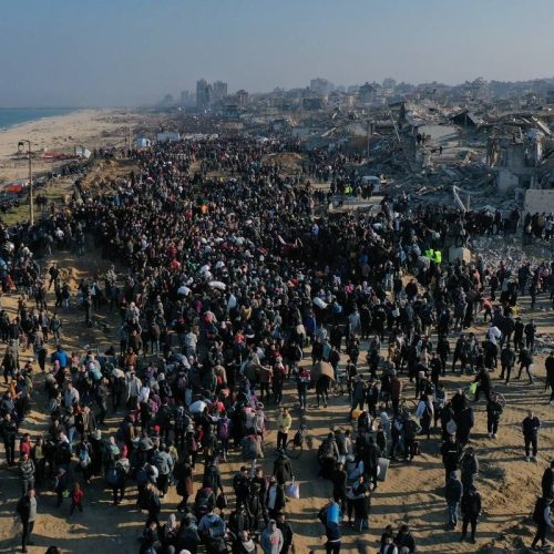 GAZA CITY, GAZA - JANUARY 27: Tens of thousands of Palestinians, displaced by Israel forces, return their houses through Al-Rashid Street on the coastal strip following the ceasefire agreement in Gaza City, Gaza on January 27, 2025. ( Stringer - Anadolu Agency )