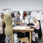 La haute couture et l’exploitation en coulisse